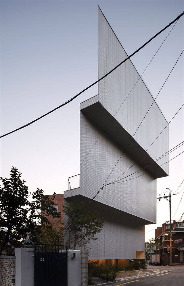 서울 마포구 연남동을 가로지르는 경의중앙선 철길 앞 호텔 어라운드. 2015년부터 매월 잡지를 내고 있는 어라운드의 사옥이자 갤러리 겸 카페다. 김용관 건축사진작가 제공