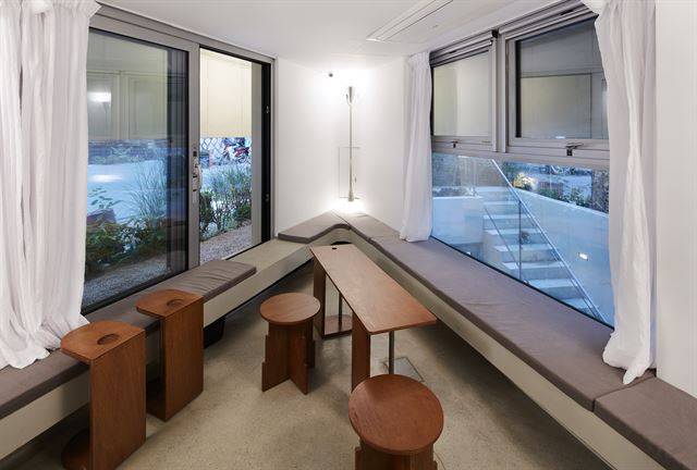 삼각형 평면이 그대로 드러나는 1층 라운지. 예전 단층집 앞에 놓여 있던 평상을 재현했다. 어라운드를 찾아오는 사람들을 위한 사랑방이다. 김용관 건축사진작가 제공