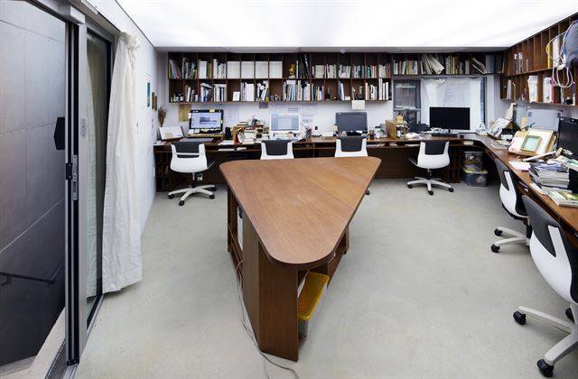 2층 어라운드 사무실. 천장과 탁자를 통해 삼각형 평면을 정직하게 드러난다. 일반인 출입이 가능한 곳은 지하와 1층 라운지까지다. 김용관 건축사진작가 제공