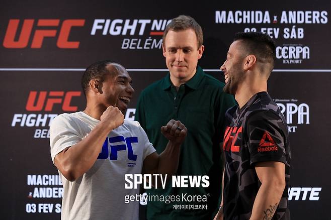 ▲ 페드로 무뇨즈(오른쪽)는 존 닷슨과 경기를 앞두고 호텔에 도착하자마자 온수 꼭지를 돌려 볼지 모른다.