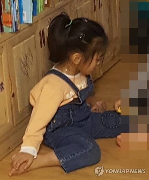 고준희양 생전 모습 (전주=연합뉴스) 친부에 의해 암매장된 고준희(5)양의 생전 모습. 검찰은 준희양이 이런 자세로 앉아 있다가 친아버지와 친부 내연녀로부터 폭행당했다고 설명했다. 2018.1.25 [전주지검 제공=연합뉴스]      sollenso@yna.co.kr