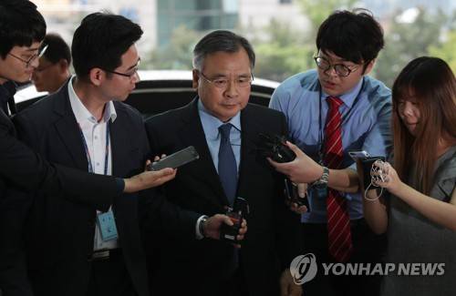 질문받는 박영수 특검 (서울=연합뉴스) 김현태 기자 = 박영수 특검이 이재용 삼성전자 부회장을 비롯한 삼성그룹 전·현직 임원진 재판에 직접 공소유지 등을 하기 위해 14일 오후 서울 서초구 중앙지법에 도착하며 기자들의 질문을 받고 있다. 2017.7.14      mtkht@yna.co.kr
