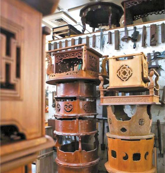 서울 삼성동 국가 무형문화재 전수교육관의 이종덕 소반장 공방.