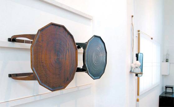 전통 소반에 현대 미학을 더해 주목받고 있는 양병용 작가의 작업실 겸 전시장인 ‘반김 크래프트’의 소반 풍경. 그의 소반들은 단순하고 간결한 디자인이 매력이다. 유지연 기자