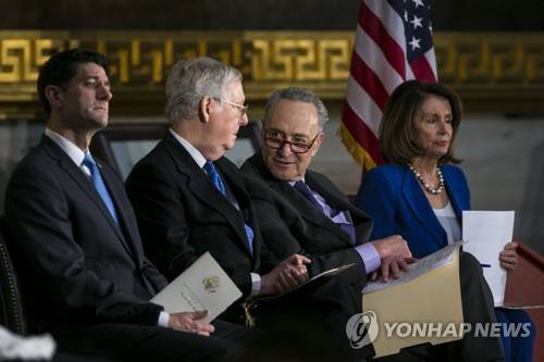 미국 의회 여야 지도부 4인방의 모습. 공화당의 폴 라이언 하원의장(왼쪽부터)과 미치 매코널 상원 원내대표, 민주당의 척 슈머 상원 원내대표, 낸시 펠로시 하원 원내대표. [EPA=연합뉴스]