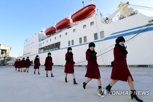 [올림픽] 하선하는 예술단 (동해=연합뉴스) 권혁봉 문화성 국장과 현송월 삼지연 관현악단 단장이 이끄는 북측 예술단이 7일 오전 강원 동해시 묵호항에 전날 정박한 만경봉92호에서 하선해 차량으로 향하고 있다. 2018.2.7 [사진공동취재단=연합뉴스]      photo@yna.co.kr