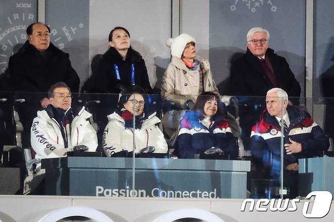 마이크 펜스 미국 부통령(오른쪽 아래)이 9일 강원도 평창올림픽스타디움에서 열린 2018 평창동계올림픽 개막식에서 문재인 대통령과 북한 김영남, 김여정을 바라보고 있다.2018.2.9/뉴스1 © News1 유승관 기자