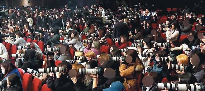 한 아이돌 가수의 쇼케이스 행사장에서 고성능 렌즈를 장착한 카메라로 사진을 찍는 ‘아이돌 대포’들. 이런 아이돌 대포 중 일부는 촬영한 사진으로 상품을 만들어 고수익을 올린다.