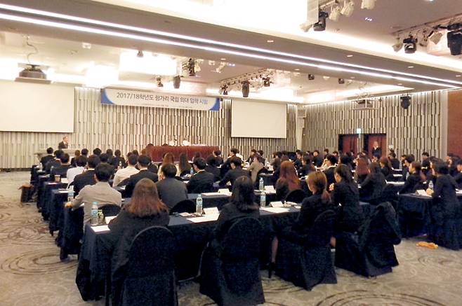 지난해 4월 서울 강남의 한 호텔에서 열린 헝가리 국립의대 입학시험. 한국 학생 100여 명이 몰렸다. 헝가리 국립대 의대들은 미국, 한국 등 외국인 유학생들을 상대로 별도의 입학 전형을 진 행한다. / 헝가리 의대 한국대표사무소