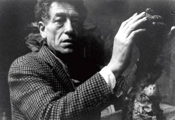 작업실의 알베르토 자코메티 ⓒ Alberto Giacometti Estate / SACK, Seoul, 2017