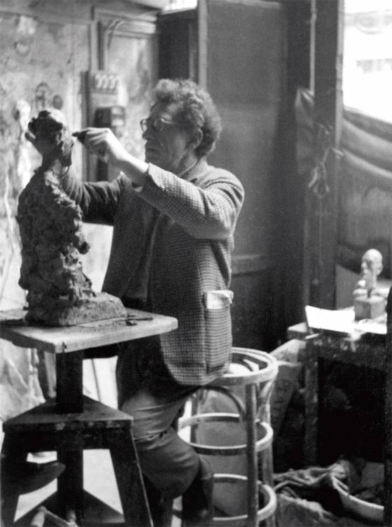 작업실의 알베르토 자코메티 ⓒ Alberto Giacometti Estate / SACK, Seoul, 2017