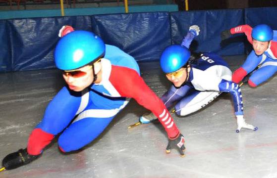 북한 쇼트트랙 선수들이 평양 보통강변에 있는 빙상관에서 훈련을 하고 있다. [사진 화보집 조선]