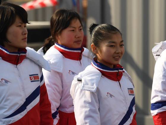평창 동계올림픽 북한 선수단 입촌식이 열린 8일 오전 강원 강릉올림픽선수촌에서 염대옥이 손 흔들며 입촌식장을 나서고 있다. 오종택 기자