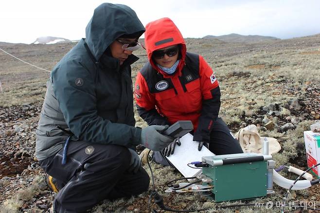 남극 세종과학기지 하계연구대로 참여한 채남이 박사(오른쪽)이 박상종 월동연구대원과 관측장비를 설치하고 있다./킹조지섬(남극)=민동훈 기자