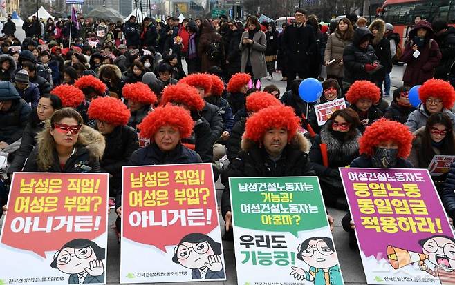 지난해 3월 8일 서울 광화문광장에서 3·8세계여성의 날을 맞아 열린 조기퇴근 시위 '3시 스톱(STOP)'에 참가한 여성노동자들이 구호를 외치고 있다. (사진=박종민 기자)