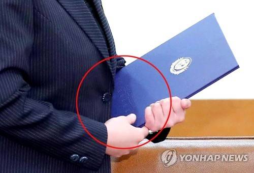 [올림픽] 북한 김여정이 들고온 파일, '친서일까?' (서울=연합뉴스) 김주형 기자 = 문재인 대통령 초청으로 청와대를 방문한 김정은 북한 노동당 위원장의 여동생 김여정 노동당 중앙위 제1부부장이 10일 오전 청와대 접견실에서 파란색 파일의 앞쪽에 음각으로 '조선인민민주주의공화국 국무위원장' 이라고 쓰여진 파일을 들고 자리로 앉고 있다.     kjhpress@yna.co.kr