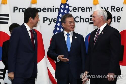 [올림픽] 화기애애한 한·미·일 정상 (평창=연합뉴스) 배재만 기자 = 문재인 대통령이 평창올림픽 개막식이 열리는 9일 오후 강원도 용평 블리스힐스테이에서 열린 올림픽 개회식 리셉션에서 아베 신조 일본 총리, 마이크 펜스 미 부통령과 대화하고 있다. 2018.2.9      scoop@yna.co.kr