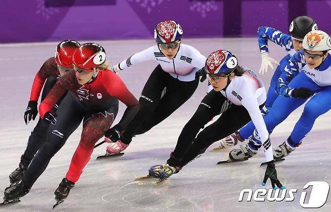 심석희가 10일 오후 강원도 강릉 아이스아레나에서 열린 2018 평창동계올림픽 쇼트트랙 스피드 스케이팅 여자 3000m 계주 예선 1조 경기에서 질주를 하고 있다. 2018.2.10/뉴스1 © News1 임세영 기자