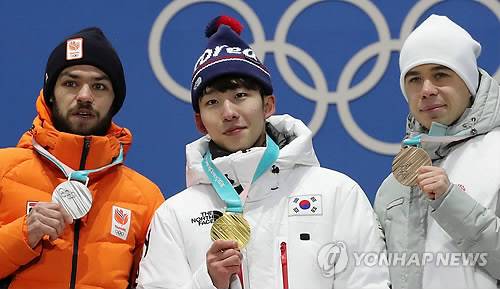 [올림픽] 자랑스러운 메달리스트 (강릉=연합뉴스) 이진욱 기자 = 2018 평창동계올림픽 쇼트트랙 남자 1,500ｍ에서 한국에 첫 금메달을 안긴 임효준이 11일 오후 강원도 평창 올림픽 메달플라자에서 열린 시상식에서 수상자들과 기념촬영을 하고 있다. 왼쪽부터 은메달을 획득한 네덜란드 싱키 크네흐트, 임효준, 동메달 '러시아 출신 선수'(OAR)의 세멘 엘리스트라토프. 2018.2.11      cityboy@yna.co.kr