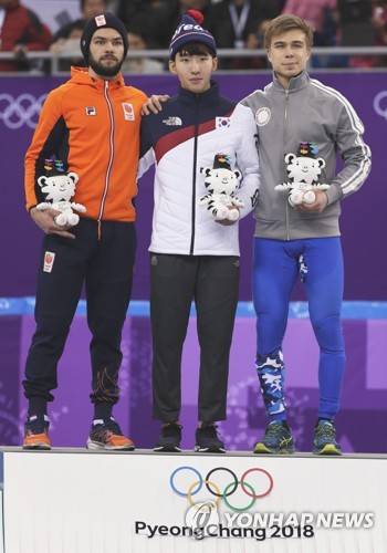 크네흐트의 손가락 (AP 강릉=연합뉴스) 10일 강원도 강릉 아이스아레나에서 열린 2018 평창동계올림픽 쇼트트랙 남자 1,500ｍ 시상식에서 자세를 취하는 싱키 크네흐트(왼쪽).