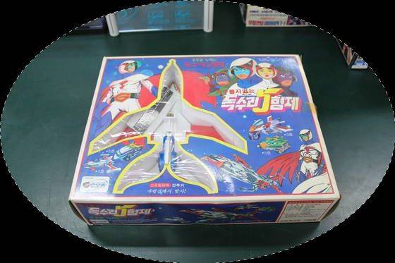 독수리 5형제 모습. 오른쪽 위쪽의 독수리 5형제 중 제일 왼쪽부터 제비, 부엉이, 독수리, 고니 혹은 백조, 콘도르를 형상화 한 복장을 입고 있다. [중앙포토]