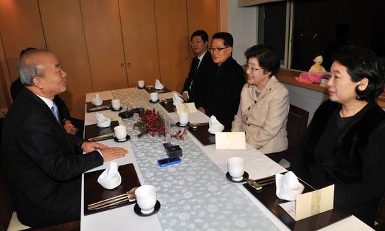 2011년 12월 1박 2일 일정으로 김정일 북한 국방위원장 조문을 마치고 돌아온 김홍걸 민화협 대표상임의장(오른쪽 네째)과 이희호 여사(오른쪽 둘째), 현정은 현대그룹 회장(오른쪽)이 서울 삼청각에서 류우익 당시 통일부장관(왼쪽)과 환담을 나누고 있다. [중앙포토]