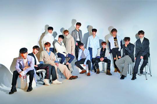 13인조 그룹 세븐틴이 지난 5일 발매한 스페셜 앨범 ‘디렉터스 컷(Director’s Cut)’의 단체 사진. 멤버 에스쿱스 정한 조슈아 준 호시 원우 우지 디에잇 민규 도겸 승관 버논 디노가 포즈를 취하고 있다.플레디스엔터테인먼트 제공