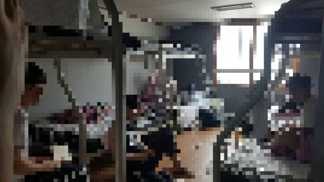 격리돼 있는 유급인력들의 모습. 기사 속 A~C와는 무관한 인물들.