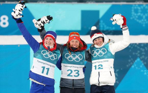 바이애슬론 여자 7.5km 스프린트 시상식 - 지난 10일 강원도 평창군 알펜시아 바이애슬론센터에서 열린 2018 평창동계올림픽 바이애슬론 여자 7.5km 스프린트 경기에서 금메달을 차지한 독일의 로라 달마이어(가운데)가 시상대에서 인사하고 있다. 왼쪽은 2위 마르테 올스부(노르웨이), 오른쪽은 3위 베로니카 비트코바(체코). 선수들은 시상품인 ‘어사화 수호랑’을 들어보였다. 2018.2.10 연합뉴스