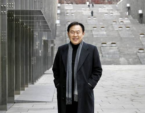 이화여대 캠퍼스에서 포즈를 취하는 김효근 교수 [사진/임귀주 기자]