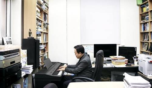 연구실에서 자작곡 '눈'을 피아노 연주로 들려주는 김 교수