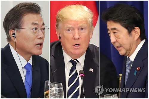 한자리에 모인 한·미·일 정상 (뉴욕=연합뉴스) 배재만 기자 = 21일(현지시간) 미국 뉴욕 롯데 팰리스 호텔에서 열린 '한·미·일' 정상 업무오찬에서 문재인 대통령(왼쪽부터)·도널드 트럼프 미국 대통령·아베 신조 일본총리가 각각 발언을 하고 있다. 2017.9.22      scoop@yna.co.kr