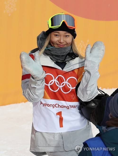 [올림픽] 완벽한 연기 마치고 (평창=연합뉴스) 최재구 기자= 12일 오후 강원 평창군 휘닉스 스노경기장에서 열린 2018 평창동계올림픽 스노보드 여자 하프파이프 예선에서 공중 연기를 마친 재미교포 클로이 김이 카메라 앞에서 포즈를 취하고 있다. 2018.2.12      jjaeck9@yna.co.kr