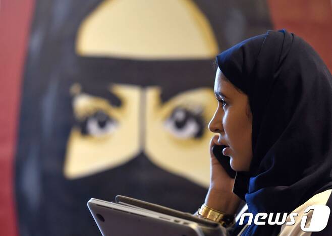 업무를 보는 사우디아라비아 여성. <자료사진> © AFP=뉴스1