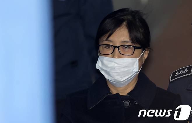 '비선실세' 최순실 씨가 13일 서울 서초구 서울중앙지방법원에서 열린 직권남용권리행사방해 등 1심 선고공판에 출석하고 있다.  © News1 민경석 기자