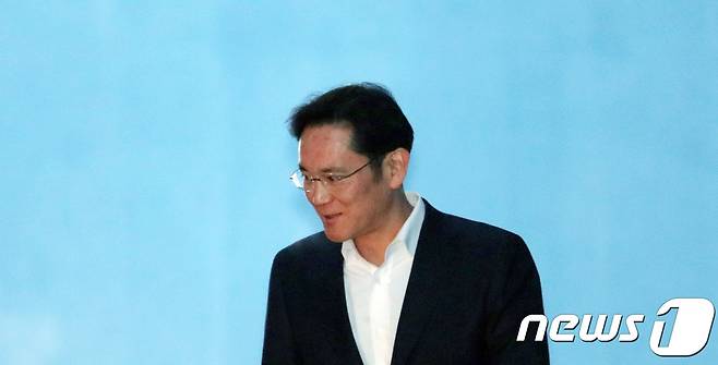 이재용 삼성전자 부회장이 5일 오후 서울 서초구 서울고법에서 열린 항소심에서 징역 2년 6개월에집행유예 4년을 선고 받은 뒤 석방되고 있다.  © News1 신웅수 기자