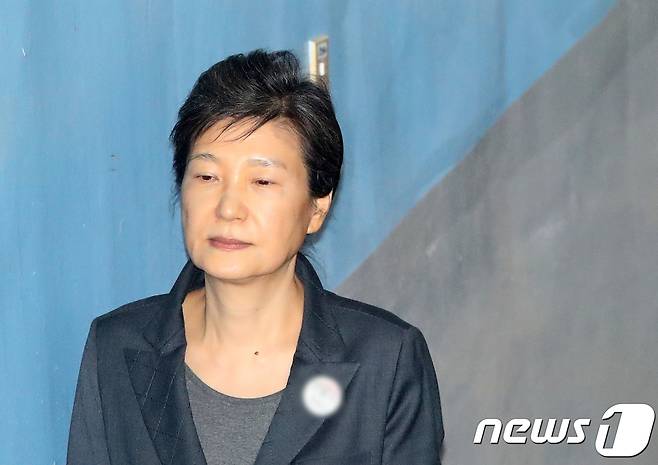 박근혜 전 대통령이 29일 오전 서울 서초구 서울중앙지방법원에서 열린 '592억 뇌물' 관련 76회 공판에 출석하고 있다. 2017.9.29/뉴스1 © News1 구윤성 기자