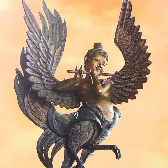 불교 사찰 건물이나 탱화, 조각 등에서 볼 수 있는 인면조, '가릉빈가(迦陵頻伽)'의 모습. 평창 올림픽 개막식에 등장했던 인면조와 달리 흔히 팔이 달린 것으로 묘사된다.(사진=isumu-shop.jp)