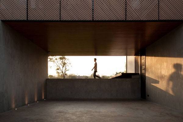 반지하 형태로 설계된 주차장. /ⓒKetsiree Wongwan