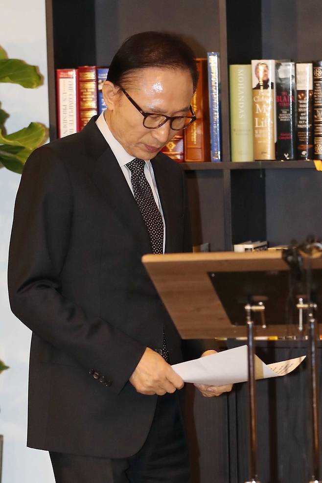 이명박 전 대통령이 지난달 17일 오후 서울 강남구 삼성동 사무실에서 검찰의 국정원 특수활동비 의혹 수사 등과 관련한 입장을 발표하기 위해 기자회견장에 들어서고 있다. 사진공동취재단
