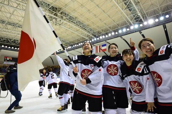 일본 여자아이스하키 대표팀 별명은 스마일 재팬이다. 2014 소치올림픽 당시 패배한 뒤에도 웃음을 잃지 않아 붙은 닉네임이다. 일본여자아이스하키는 세계 9위다. [사진 국제아이스하키연맹 페이스북]