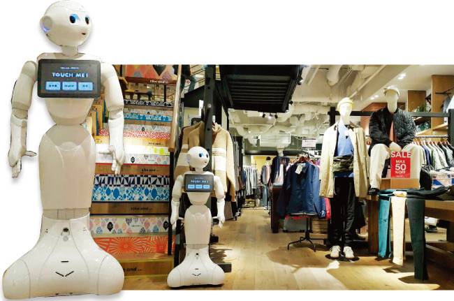일본 도쿄 하라주쿠에 위치한 의류 브랜드 ‘니코앤드’에서 손님을 맞고 있는 AI 로봇 페퍼. [김범석 기자]
