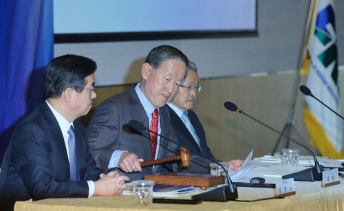 전경련, 13일 여의도 전경련 컨퍼런스센터에서 제57회 총회 개최 전경련 총회에 참석한 김윤 삼양그룹 회장, 허창수 전경련 회장, 권태신 전경련 부회장(사진 왼쪽부터) [사진 전경련 제공=연합뉴스]