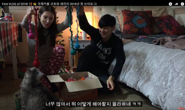 Sarah (left) and Kyu-ho (2hearts1seoul/YouTube)