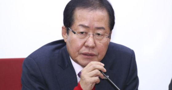 이재오 늘푸른한국당 대표등 당원들의 자유한국당 입당식이 12일 서울 여의도 자유한국당 당사에서 열렸다. 자유한국당 홍준표 대표가 인사말을 하고 있다. 임현동 기자