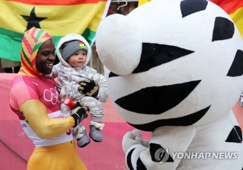 [올림픽] '한국의 백호가 궁금해' (평창=연합뉴스) 김인철 기자 = 16일 강원도 평창군 슬라이딩센터에서 열린 남자 스켈레톤 경기에서 3차레이스를 끝마친 가나의 아콰시 프림퐁이 아이와 함께 수호랑 마스코트를 살펴보고 있다.     yatoya@yna.co.kr