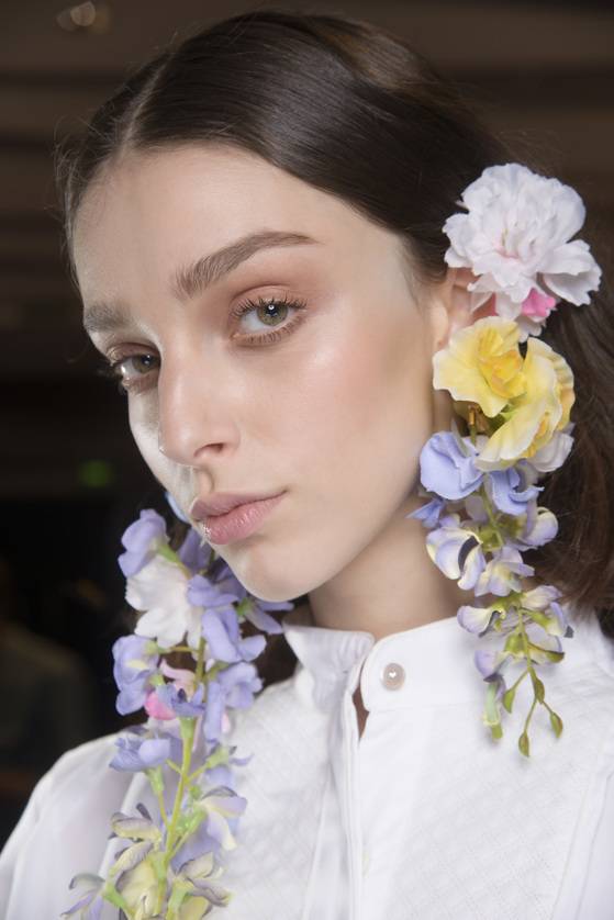 올봄에는 얼굴에 반짝임을 더해보자. [사진 맥]