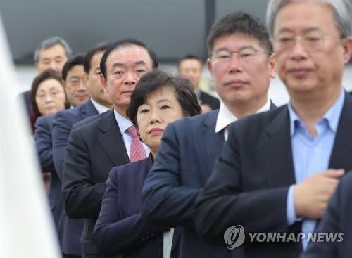 민주평화당 의원총회 (서울=연합뉴스) 이정훈 기자 = 민주평화당 조배숙 대표와 의원들이 13일 오전 국회에서 열린 의원총회에서 국기에 경례하고 있다. 2018.2.13      uwg806@yna.co.kr