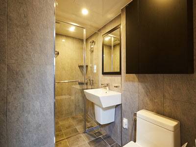 방 안에 딸린 화장실. 회색 타일과 검정색 가구로 꾸몄다. /집닥 제공