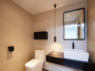 거실에 있는 화장실. 검은색 테두리 거울과 펜던트 조명이 고급스럽다. /집닥 제공